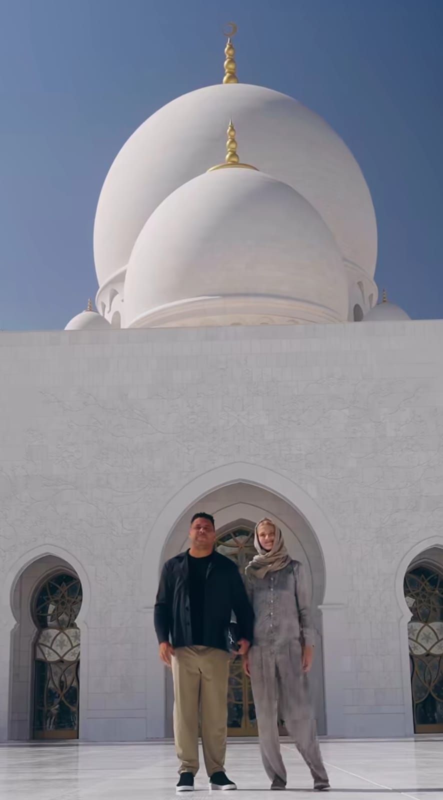 Ronaldo Nazario Mengunjungi Masjid di Abu Dhabi (Foto: Instagram Ronaldo)